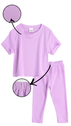 Girl wearing lavender t-shirt and leggings summer outfit
