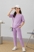 Girl wearing lavender t-shirt and leggings summer outfit